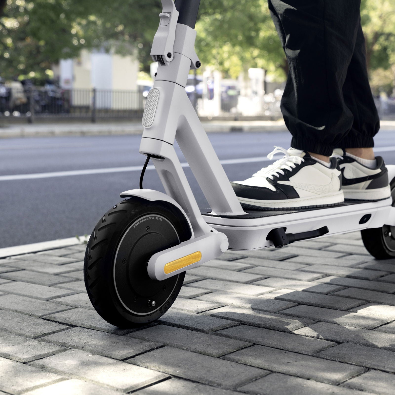 Yadea Artist Kickscooter, White