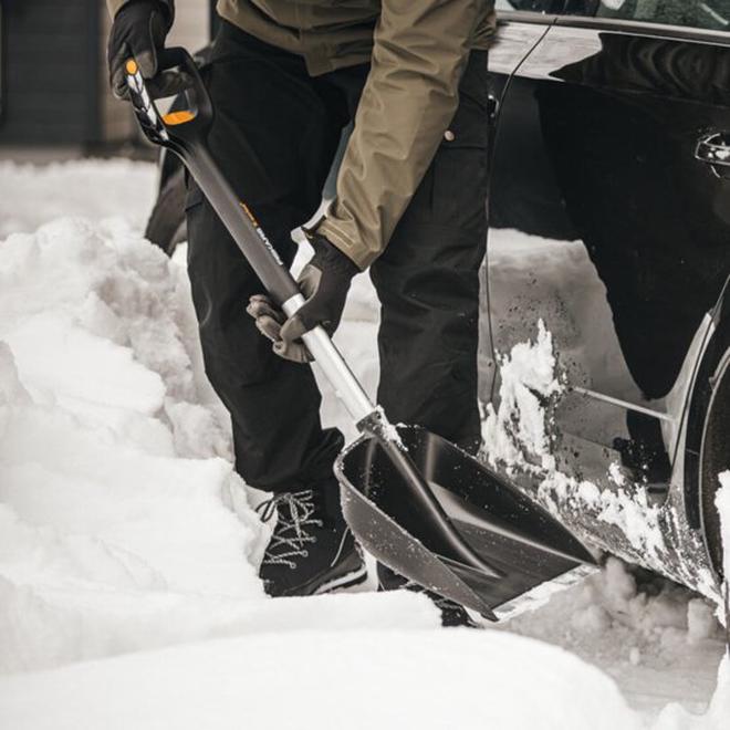 Snow shovel Fiskars X-Series Car Telescopic, 98.7 cm x 29 cm, polymer