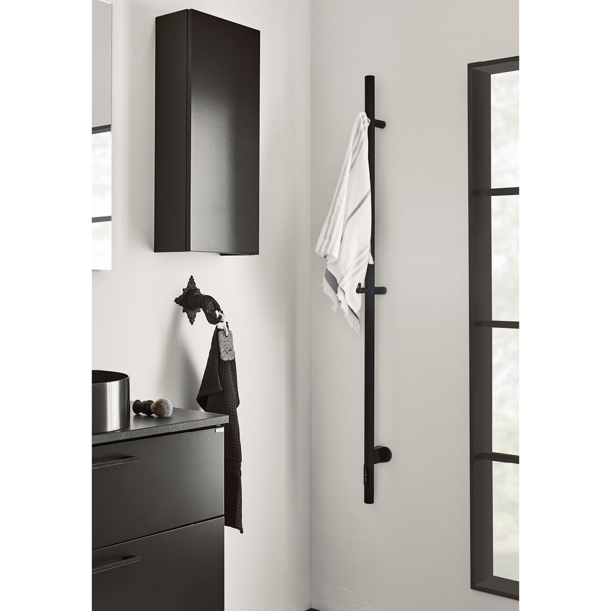 Noro Uno Heated Towel Rail, Black